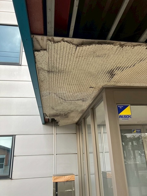 雨染みの広がった軒天