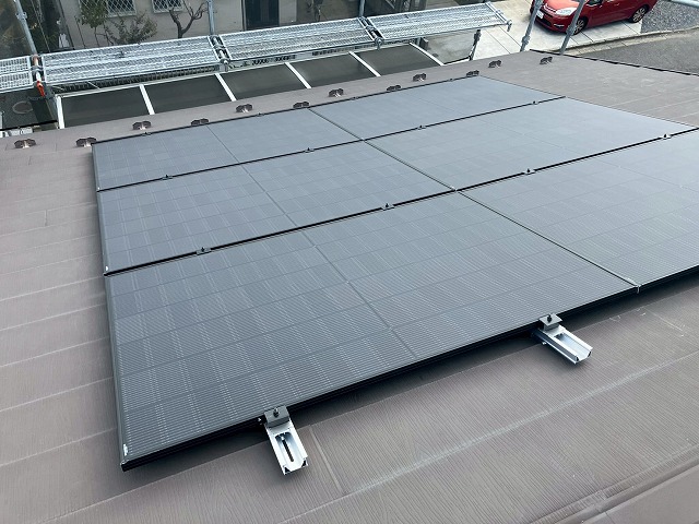 所沢市で夏場のエアコン電気代対策に太陽光パネル設置のご相談、施工後の状態確認を実施した様子