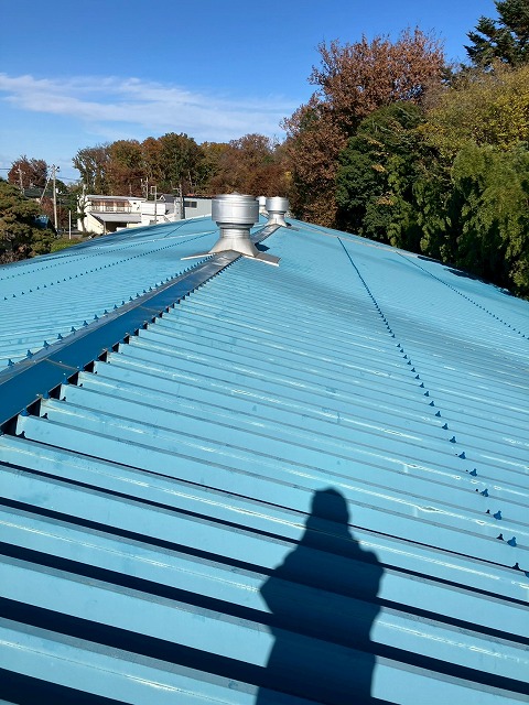 所沢市にて補助金を活用した太陽光設置予定の折板屋根を調査、一部ボトルキャップが行方不明