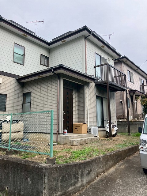 所沢市で北側の外壁に苔があり点検、全体的な経年劣化が進行しており外壁塗装とシーリング交換