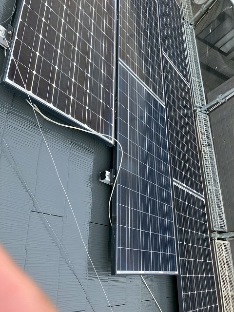 所沢市でカラーベスト屋根の点検、状態は悪くないので屋根塗装をご提案。太陽光パネルの点検時
