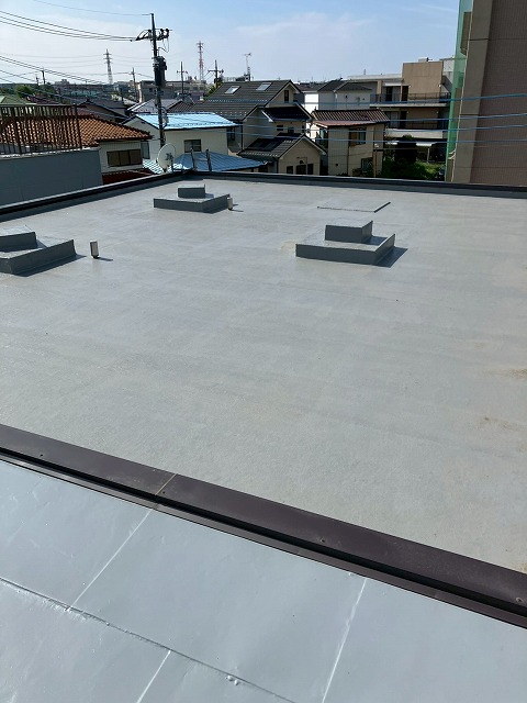 所沢市で三階建ての陸屋根にて防水工事後の定期点検、1年後の状態に大きな問題はありませんでした