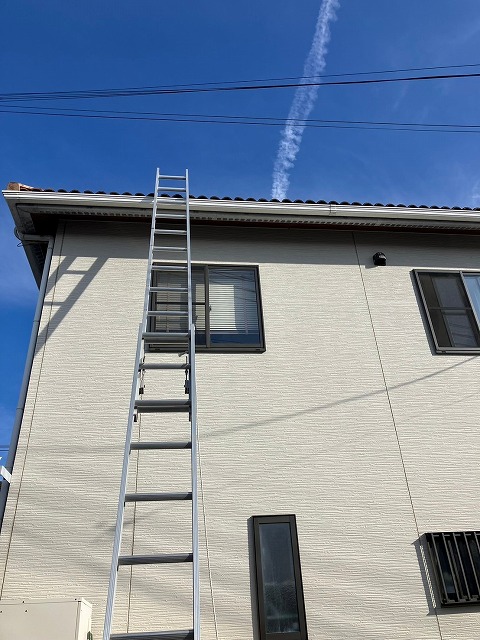入間市の瓦屋根のお家で太陽光パネルが経年劣化によって汚れが目立ち、メンテナンス実施へ！