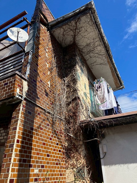 所沢市でタイル貼り外壁のひび割れと目地破断を確認、タイル材落下の危険が高い現地調査