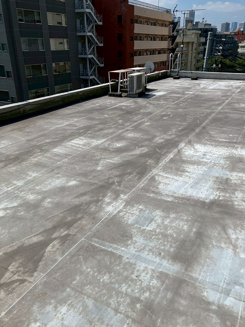 所沢市の三階建て住宅で屋上防水の点検、雨漏り被害へ発展する前に早めのメンテナンスを推奨