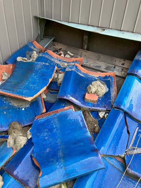 所沢市で害獣被害による瓦屋根の破損被害でご相談、保管してあった瓦で補修工事予定
