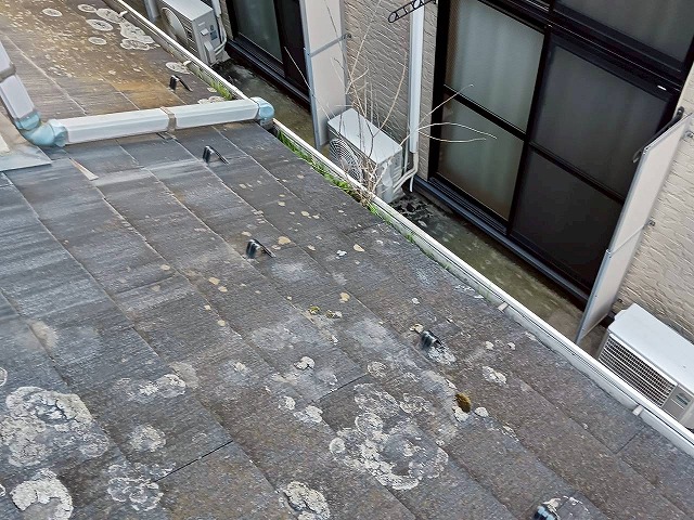 激しく劣化したスレート