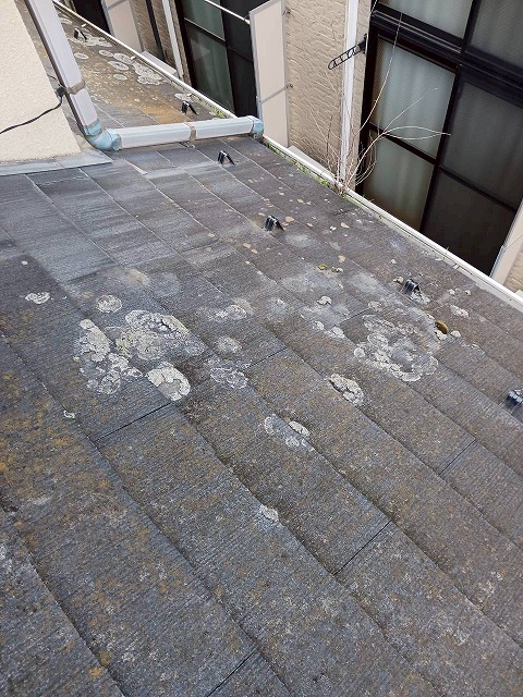 所沢市で経年劣化が深刻化し屋根塗装が推奨できないスレートの状況、葺き替えか屋根カバー工事をご提案