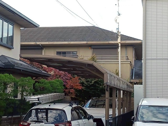 所沢市で「20年以上メンテナンスなし」スレート屋根の点検、経年劣化が深刻で下地が弱い状態