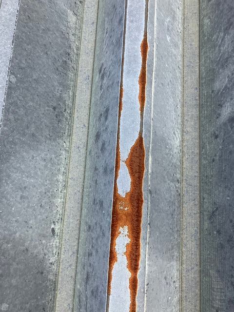 トタン屋根　色褪せ
