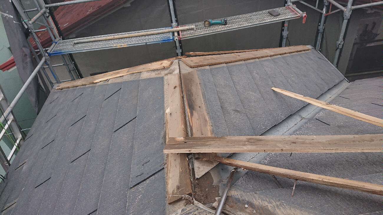 狭山市　セネターでの屋根カバー工事　棟板金取り外し