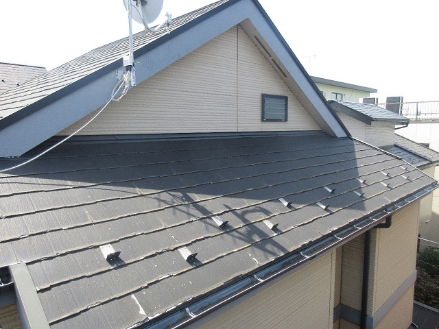 所沢市　東所沢　現地調査　外壁の苔汚れ　スレート屋根の破損を確認2