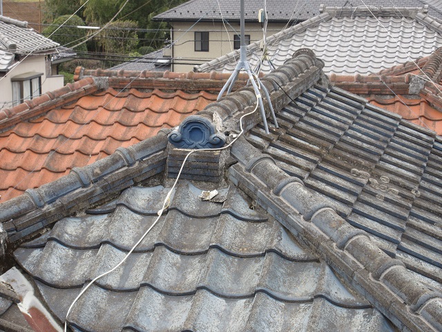 東京都東大和市　屋根葺き替え、外壁塗装工事　現地調査　瓦屋根汚れ、漆喰崩れ