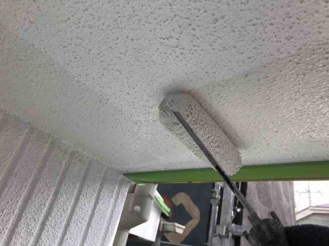 入間市　雨漏りにつながる破風板や軒天も塗装でしっかり予防します。